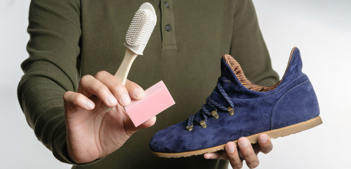 چگونه لکه روغن را از روی کفش پاک کنیم ؟