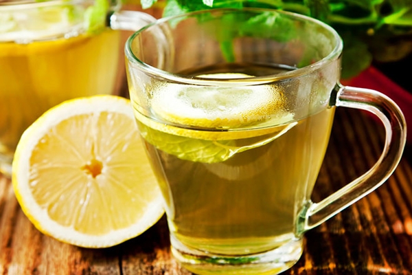 لیمو و آب گرم : ۱۰ فایده نوشیدن روزانه آب و لیمو که نمی دانستید