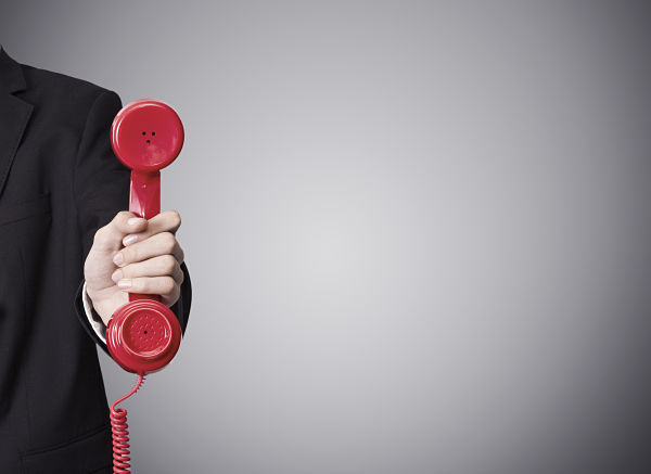 ۵ اشتباه در هنگام پاسخگویی به تلفن که مشتریان را می‌پراند!