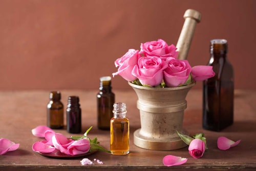 خواص روغن گل سرخ : ۴۵ فایده روغن گل سرخ که باید بدانید