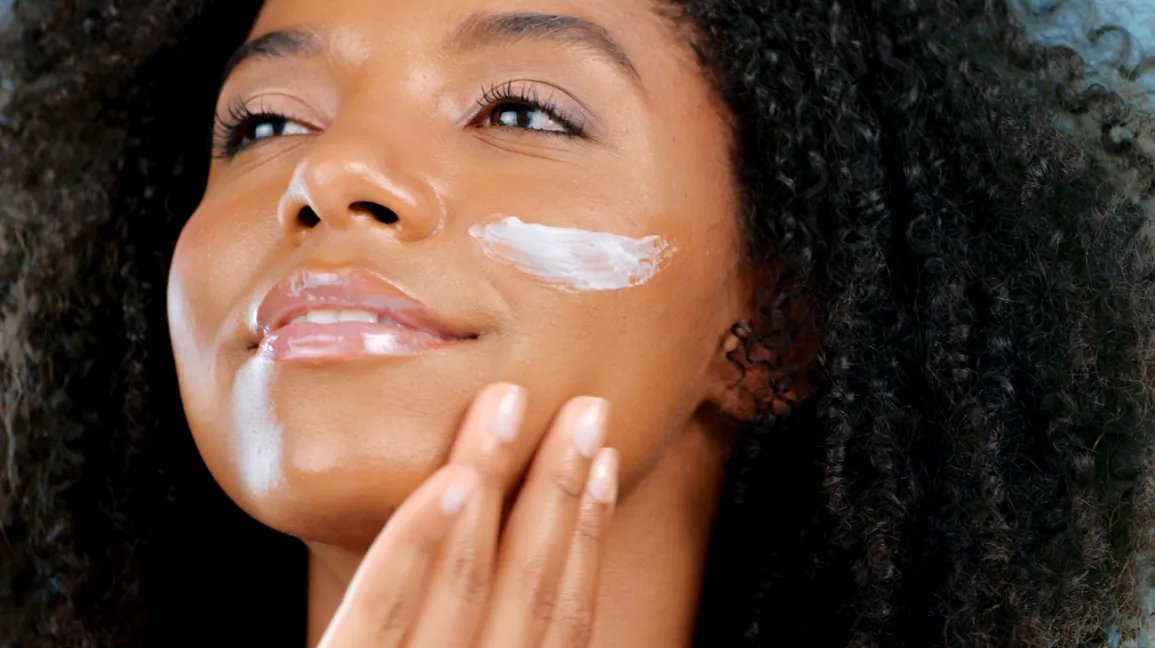 چگونه بافت پوست خود را بهبود ببخشید: 7 نکته برای داشتن پوستی صاف
