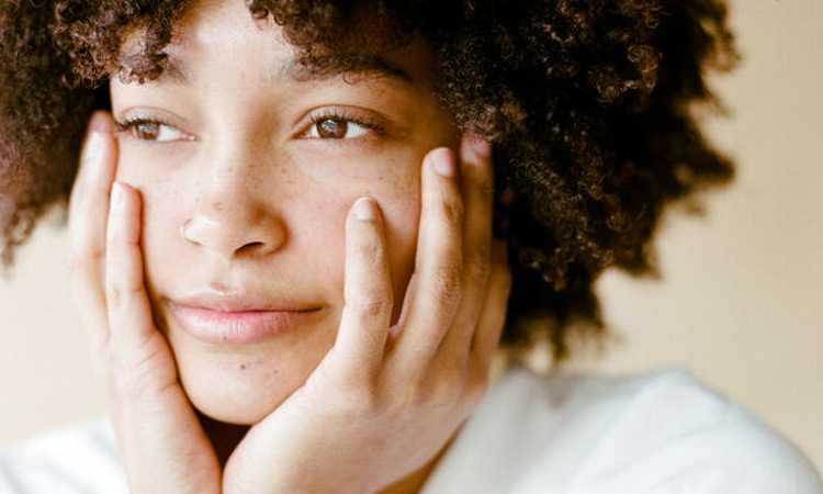چگونه بافت پوست خود را بهبود ببخشید: 7 نکته برای داشتن پوستی صاف