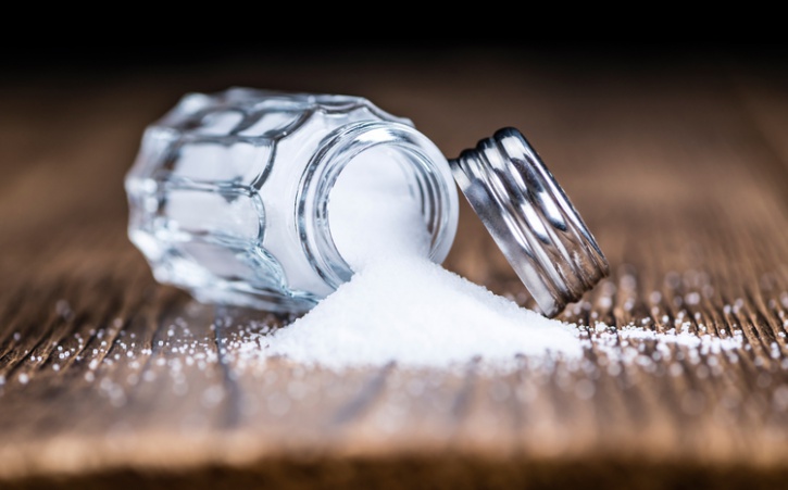 کمبود نمک: 9 نشانه که نشان می دهد نمک کافی نمی خورید