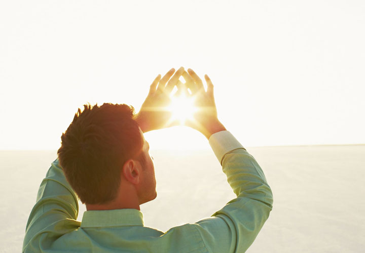 راز سلامتی - قرار گرفتن در معرض نور خورشید می‌تواند ویتامین D مورد نیاز بدن را تأمین کند.