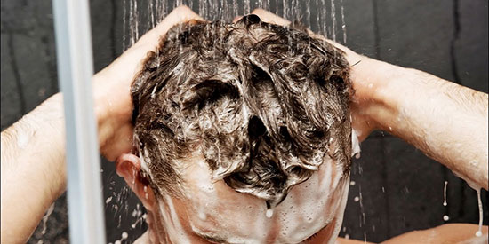 8 اشتباه در هنگام شستن مو