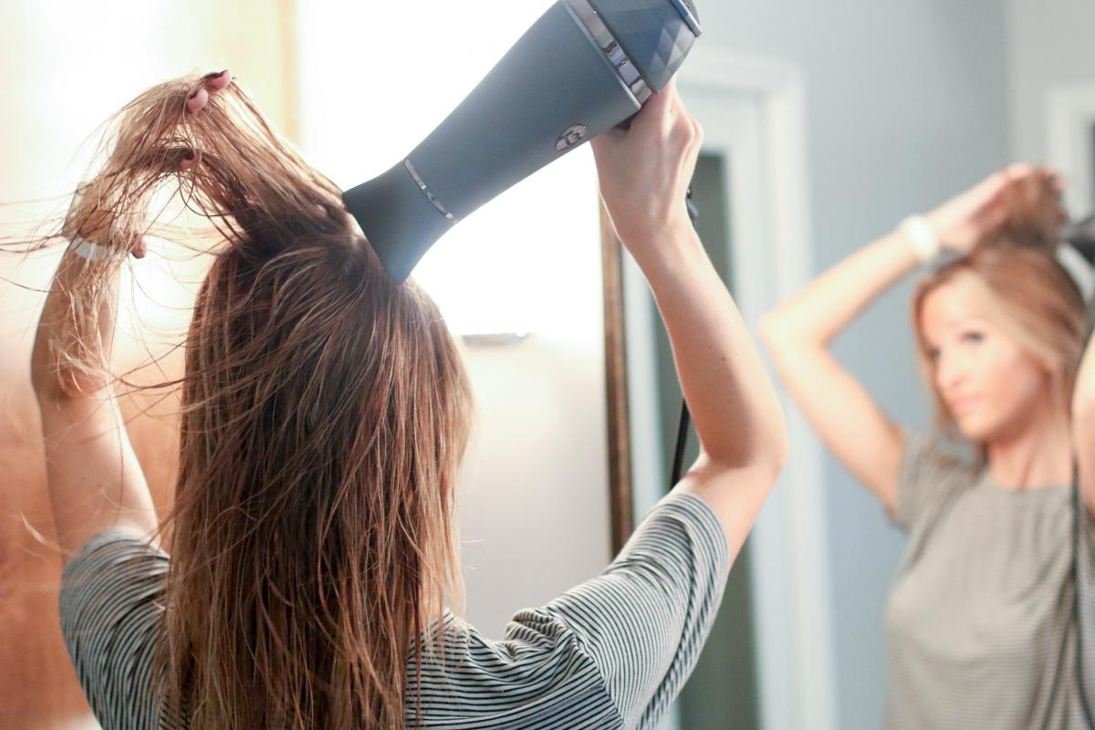 صاف کردن مو های فر و مجعد در خانه