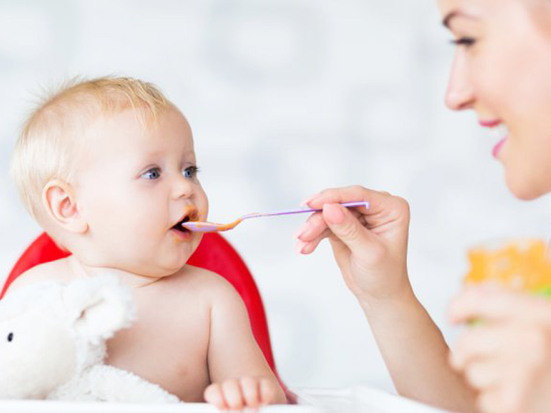 ۵ غذایی که می توانید به کودک شش ماهه بدهید