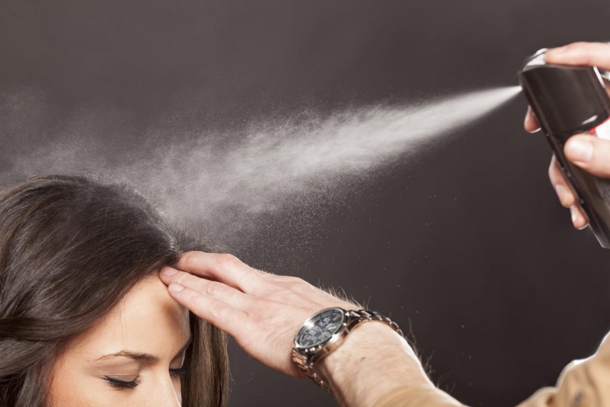 خطرات استفاده از اسپری مو به جای اسپری تثبیت کننده آرایش