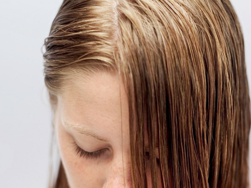 چه چیز باعث چرب شدن مو می شود؟