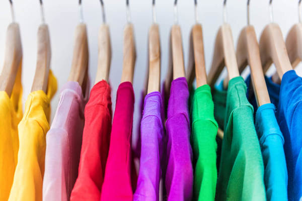 رنگ لباس‌ مان، چگونه روی عملکرد کاری ما تأثیر می‌گذارد؟