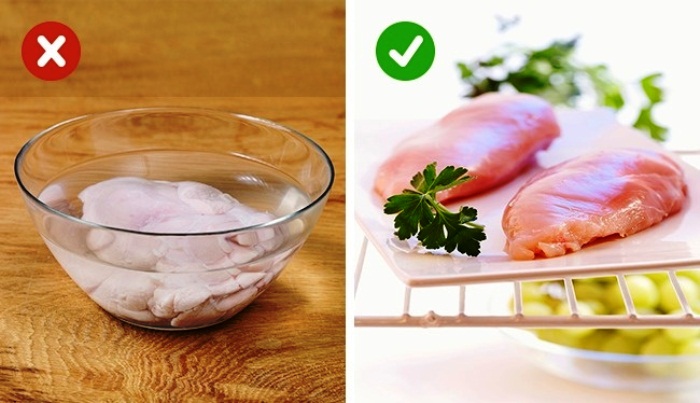 10- از چندین تخته برش استفاده کنید عکس تخته برش در ترفندهای آشپزی شما باید حداقل دو تخته برش در آشپزخانه خود داشته باشید: یکی برای گوشت و ماهی و دیگری برای غذاهایی که نیازی به پخت و پز ندارند. لازم است از آلودگی جلوگیری شود زیرا گوشت خام می تواند حاوی باکتری های خطرناکی باشد که فقط در طی پختن کشته می شوند. برای جلوگیری از اشتباه گرفتن تخته ها، تخته های رنگی مختلف یا تخته هایی که دارای لبه های رنگی هستند را خریداری کنید. 11- استفاده از چند چاقو برای اهداف مختلف عکس استفاده از چند چاقو در ترفندهای آشپزی چند چاقو باید در هر آشپزخانه باشد. ترفندهای آشپزی می گویند که تعداد استاندارد آن چهار عدد است: چاقوی سرآشپز، چاقوی همه منظوره، یک چاقو برای سبزیجات و یکی برای نان. 12- غذاهای مختلف را در ظرف مخصوص خود بپزید عکس تابه های استاندارد ترفندهای آشپزی هر غذا باید در تابه مخصوص خود پخته شود. به عنوان مثال، بهترین ظرف برای پخت پنکیک، یک تابه کوچک با لبه کوتاه و کف نازک است. در حالی که گوشت باید در یک تابه با لبه های بلند و کف ضخیم پخته شود. 13- داخل شیشه ها باید فضای آزاد وجود داشته باشد عکس فضای آزاد درون شیشه ها در ترفندهای آشپزی نگهداری مواد غذایی یک کار دشوار است که اگر شما ترفندهای آشپزی و دستورالعمل ها را به خوبی انجام ندهید، ممکن است فاجعه رخ دهد. با این حال، همچنان افرادی هستند که گاهی اوقات فضای آزاد درون شیشه ها را نادیده می گیرند. منظور ما از فضای بین قسمت بالای مواد غذایی و لبه شیشه است. این فضا اجازه می دهد تا مواد غذایی خود را حفظ کنند و متورم نشوند. اگر این فضا را در شیشه قرار دهید، شیشه و همچنین غذاهای داخل آن، سالم باقی می مانند. 14- هنگام پخت و پز دستورالعمل آن را با دقت انجام دهید عکس پخت و پز و ترفندهای آشپزی پخت باید به طور کامل طبق دستورالعمل انجام شود، در غیر این صورت کیک ها، کلوچه ها یا کوکی های شما ممکن است در سطل زباله ریخته شود. آرد بیش از حد، کره بیش از حد، درجه حرارت اشتباه فر و... همه این ها بر ظاهر و طعم شیرینی شما تاثیر می گذارد.